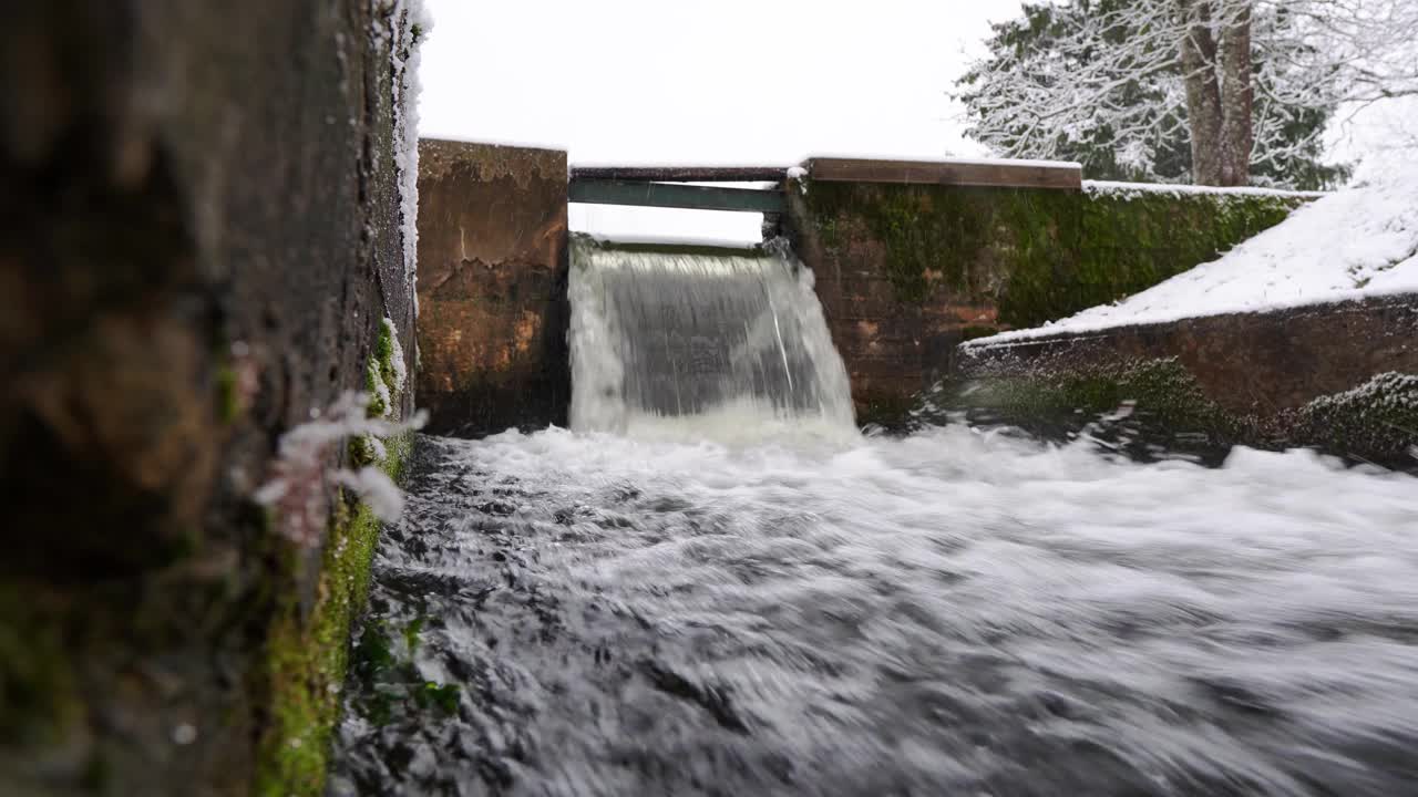 小河上的小水坝，冬天的白天，小河里的小瀑布。视频素材