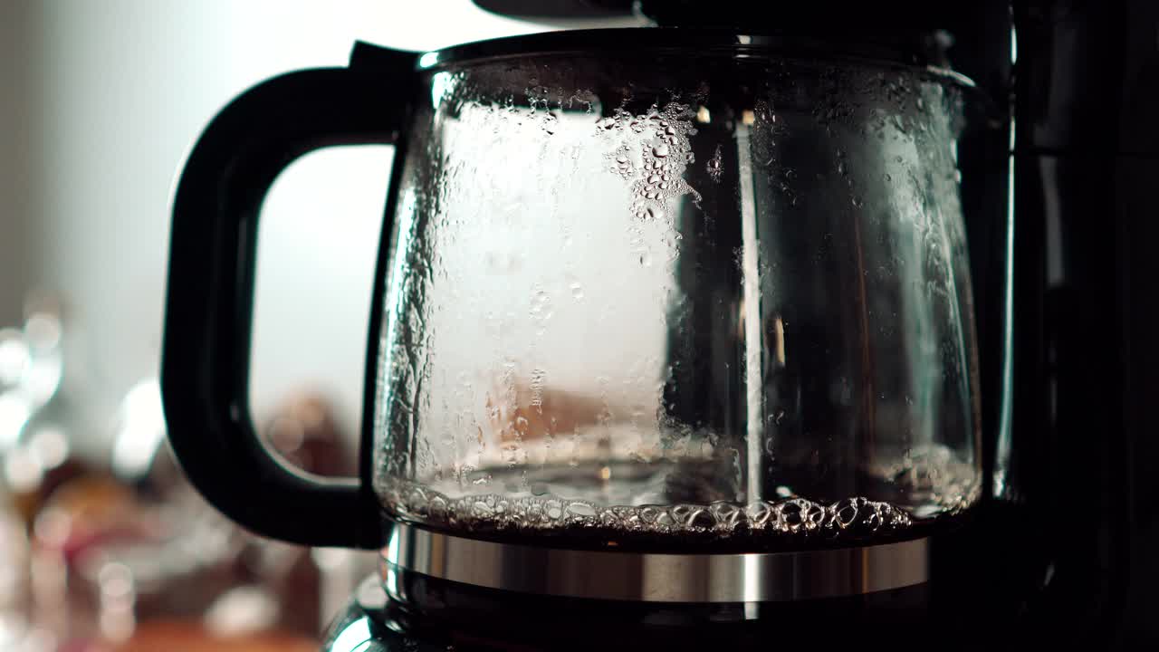 制作过滤咖啡机滴咖啡-咖啡滴与声音视频下载