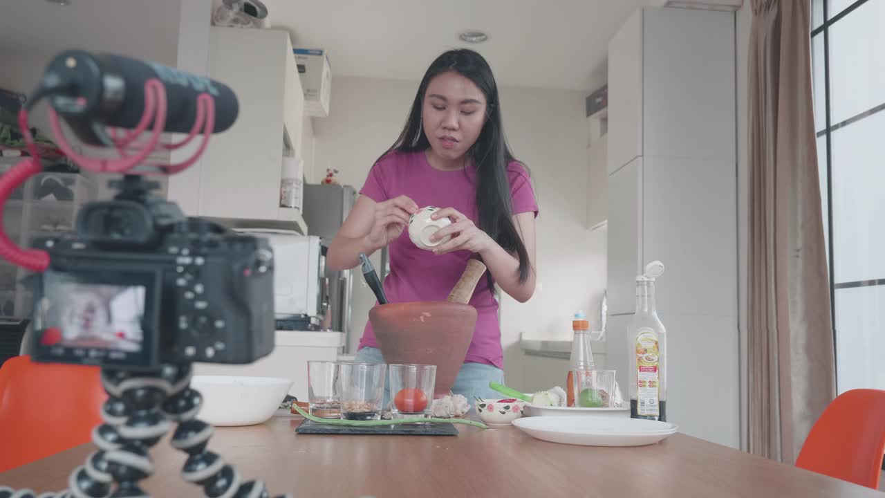 一名女子为她的在线烹饪课录制视频视频下载