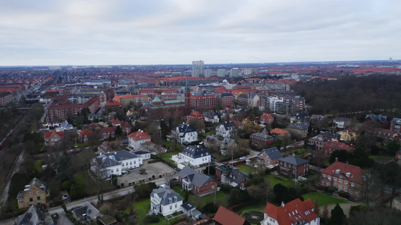 无人机在Vesterbro的建筑上空视频下载