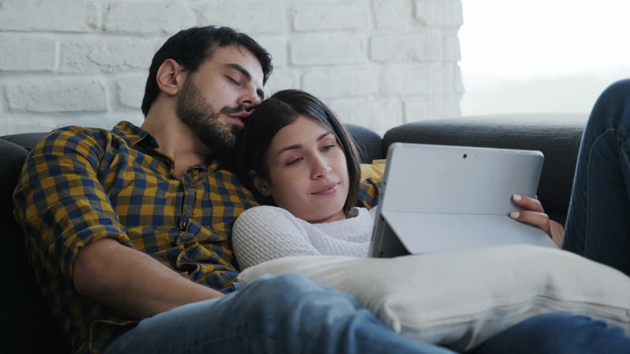 丈夫在睡觉，妻子在网上看电影视频素材