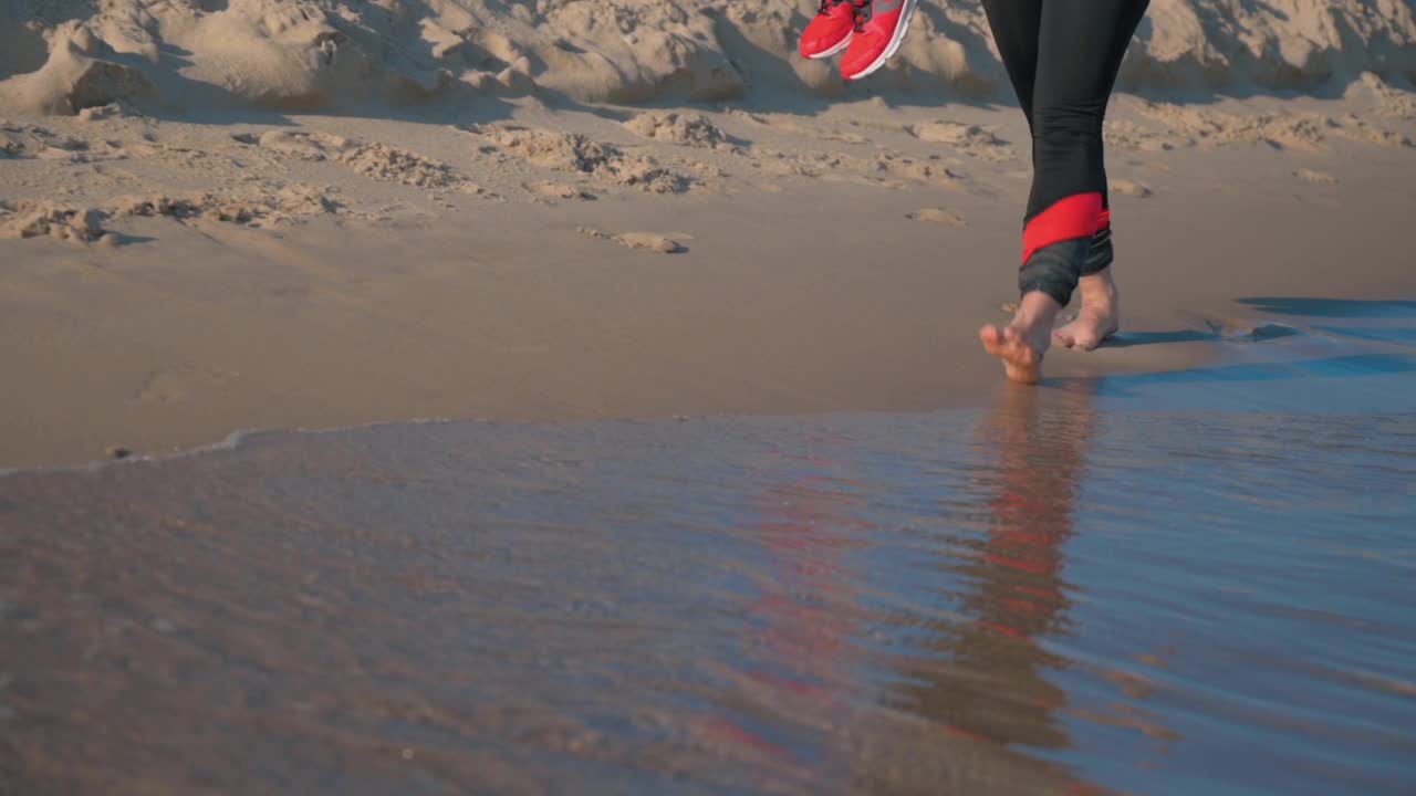 光着脚的女人双腿踩在沙子上视频素材