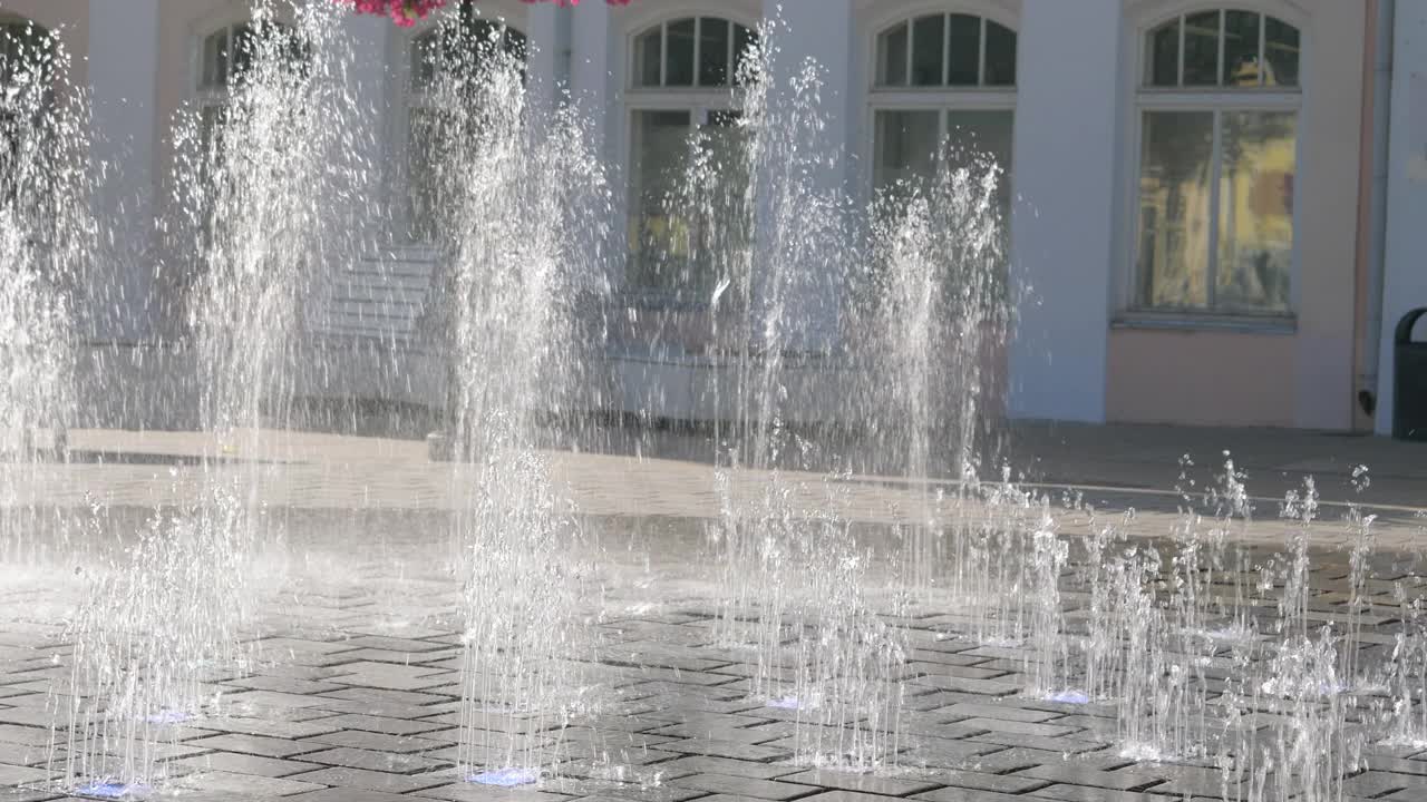 爱沙尼亚库瑞萨雷中心广场上的喷泉视频素材
