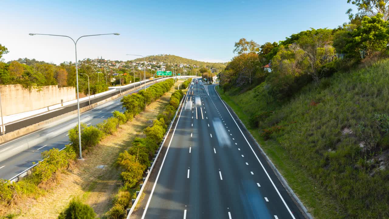 高速公路交通和速度相机与天空时间的延时视频下载