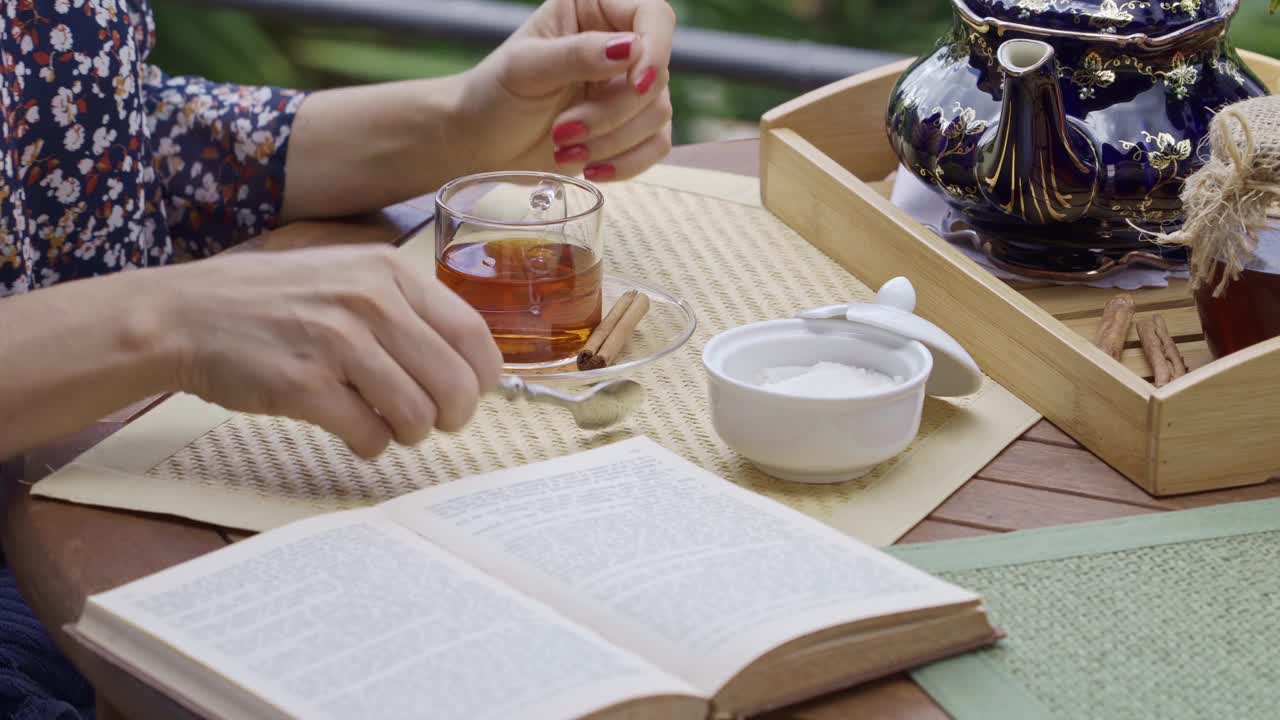 头部特写的西班牙裔年轻女子在户外阳台喝一杯热茶视频素材