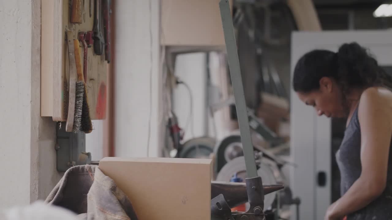 女木匠在车间涂胶时在工作台上使用仪器的侧面图视频素材
