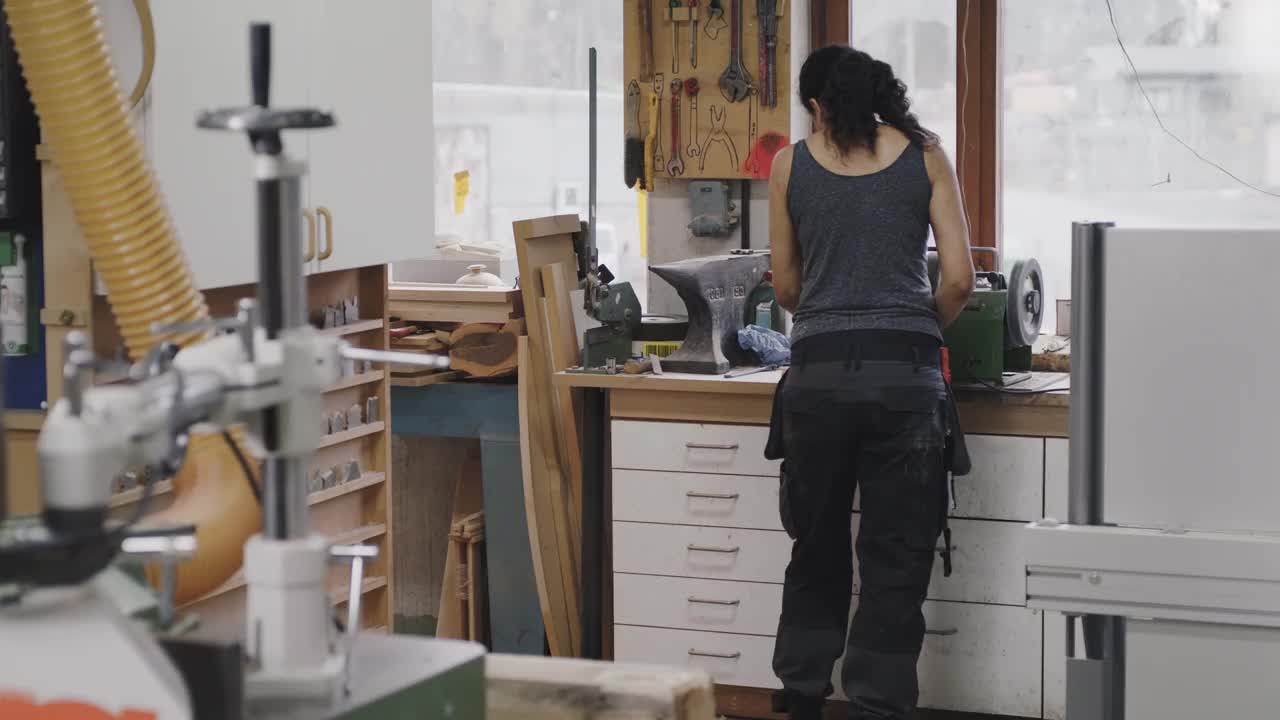 女木工在车间工作工作台的后视图视频素材