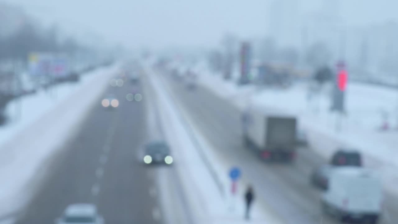 冬季车辆的模糊视野。城市的街道上，汽车在冬天的路上行驶视频素材