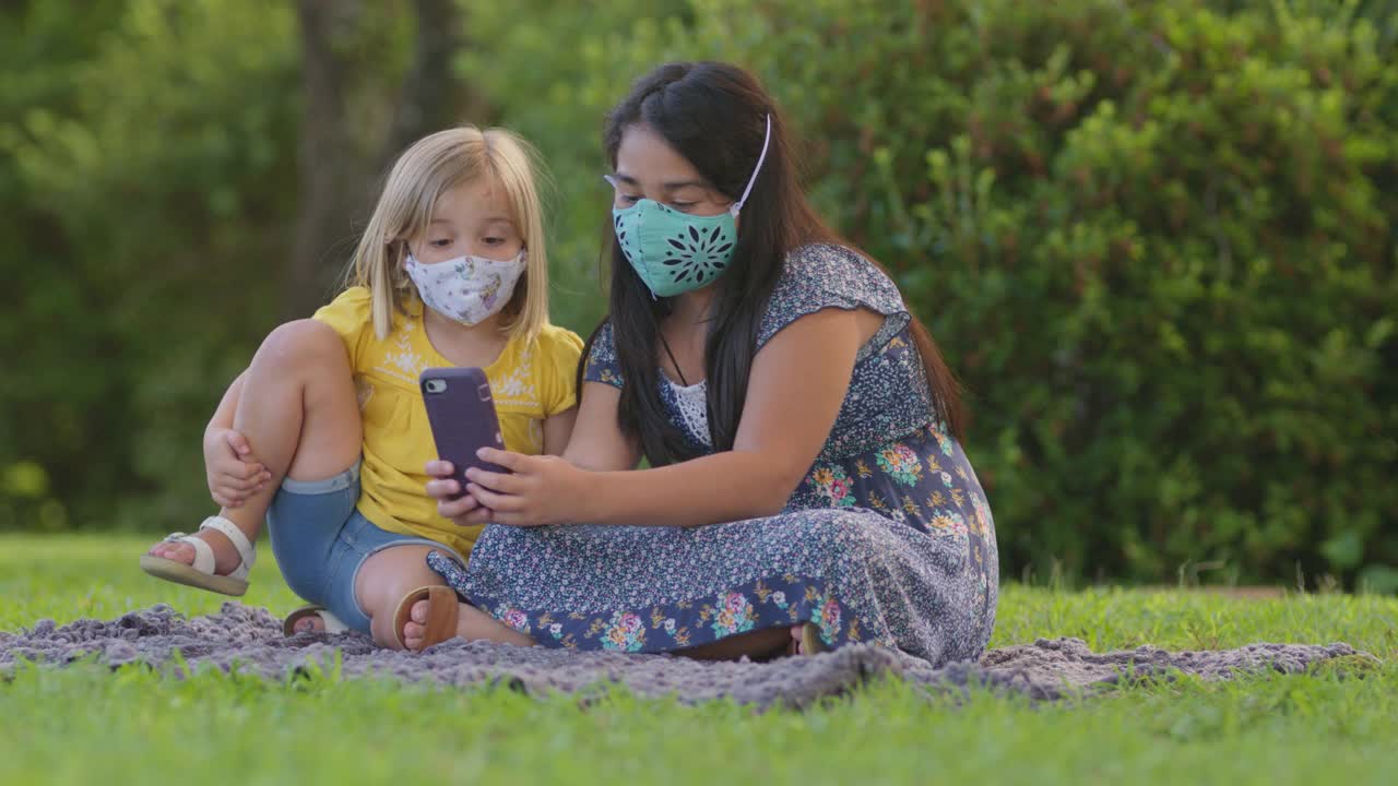 两个小女孩戴着防护面罩自拍视频素材
