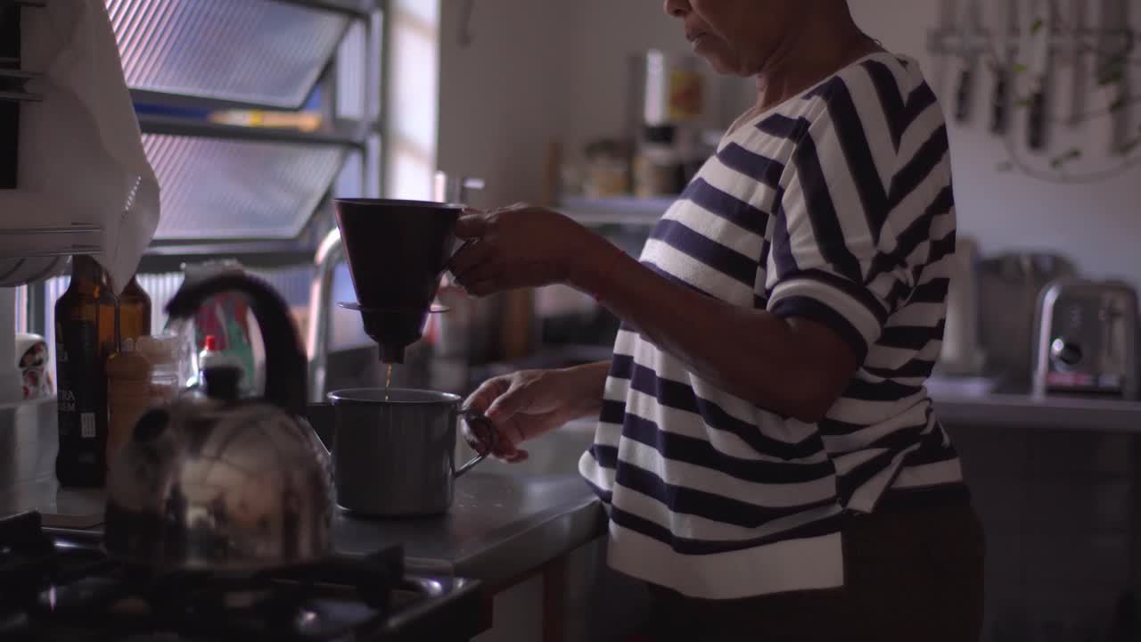 在家里煮咖啡的成熟女人视频下载