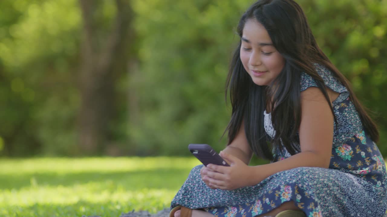女孩玩智能手机的SLO MO视频素材