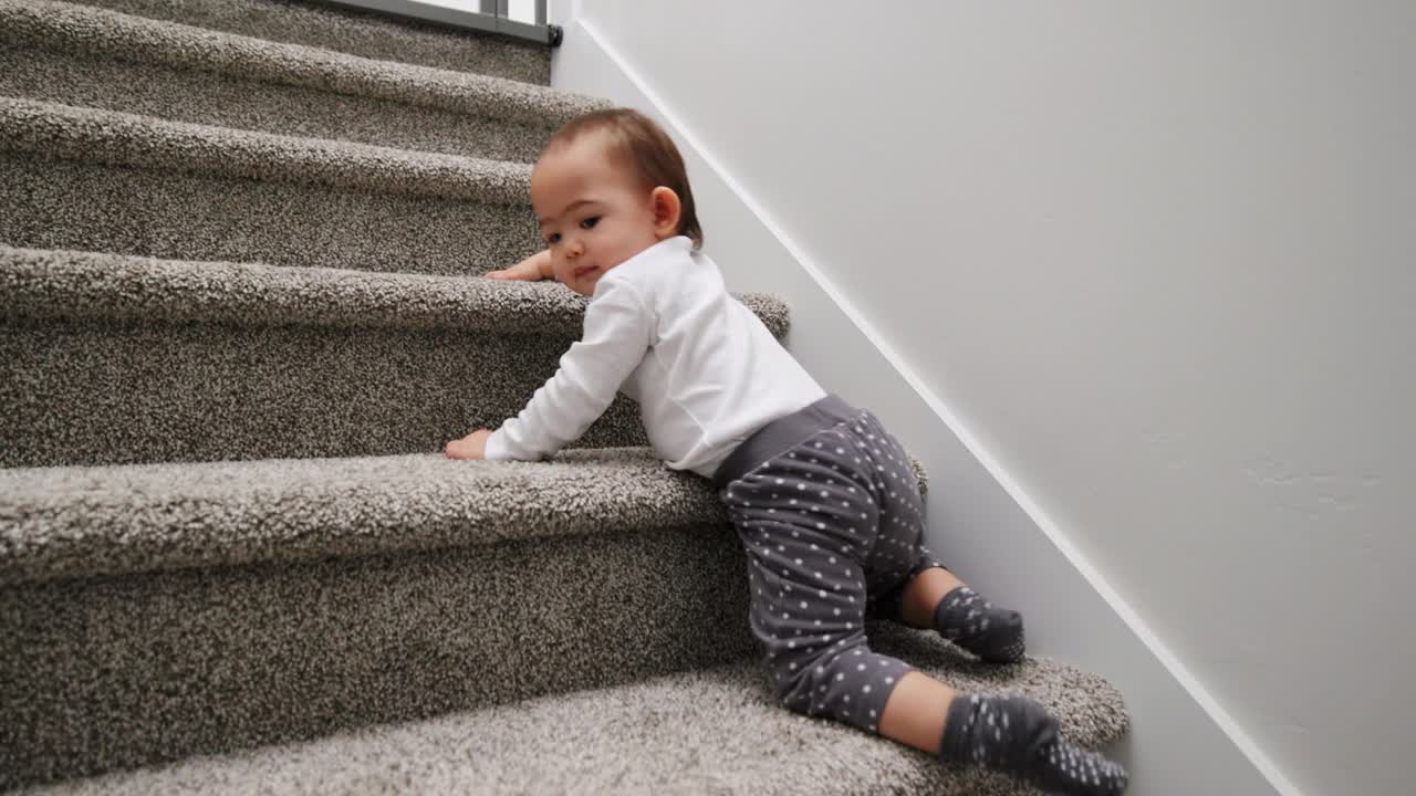 12个月大的婴儿在家里爬楼梯视频下载