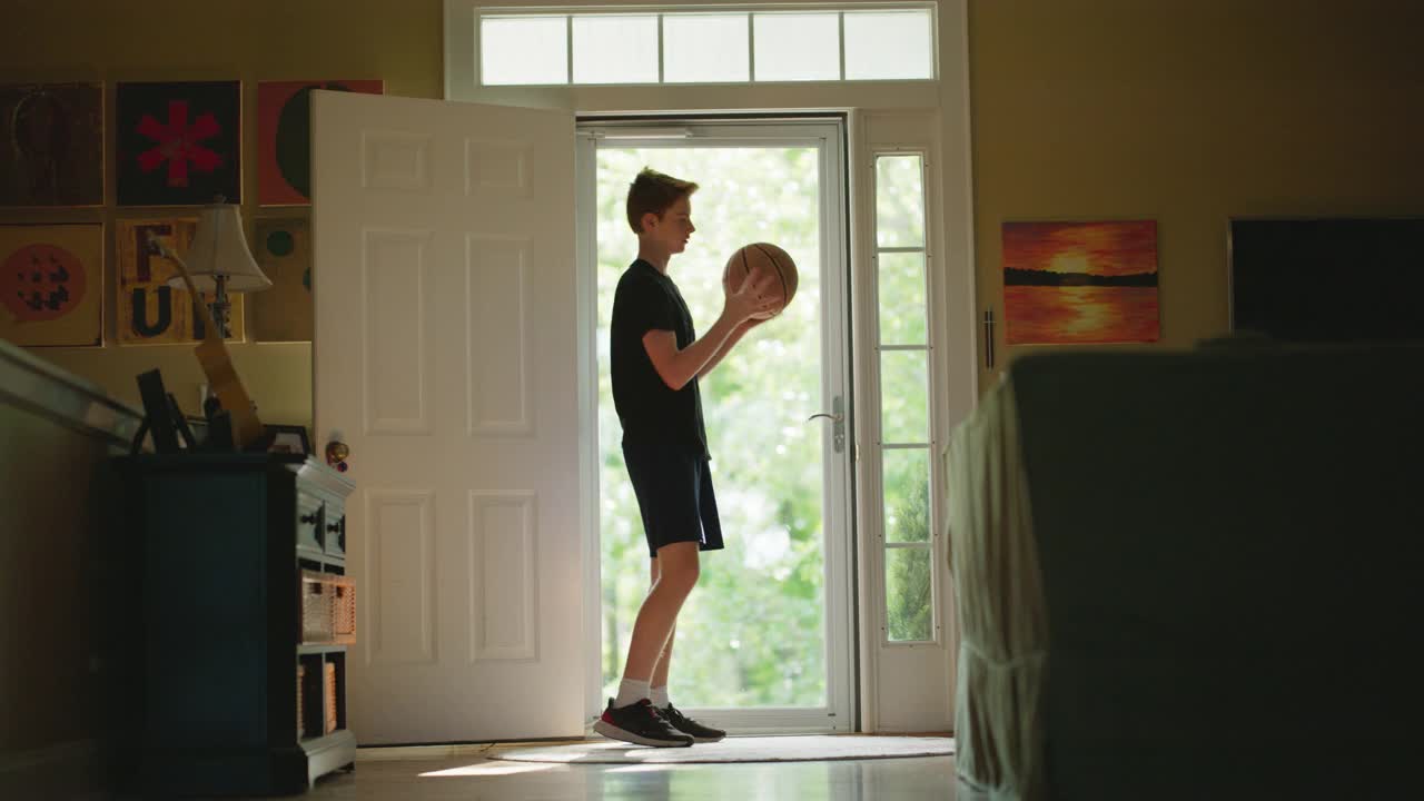 LS的年轻人与他的篮球练习技巧视频素材