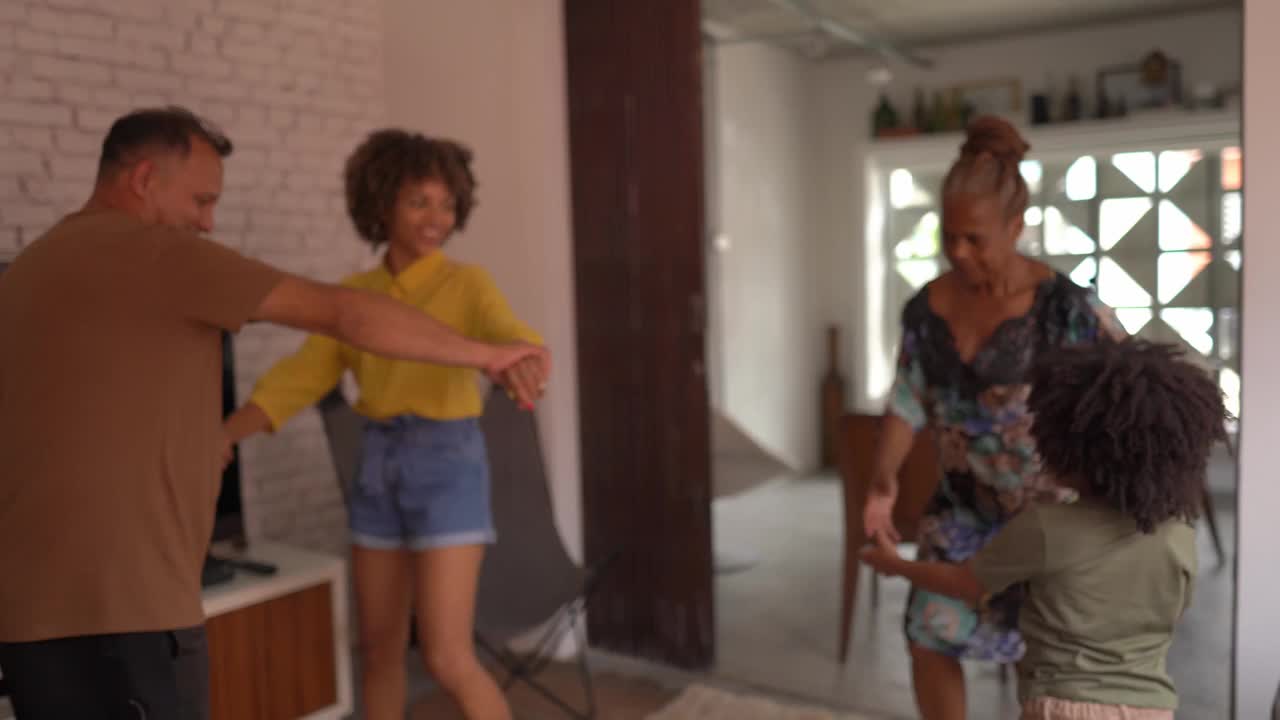 多代人在家跳舞视频素材