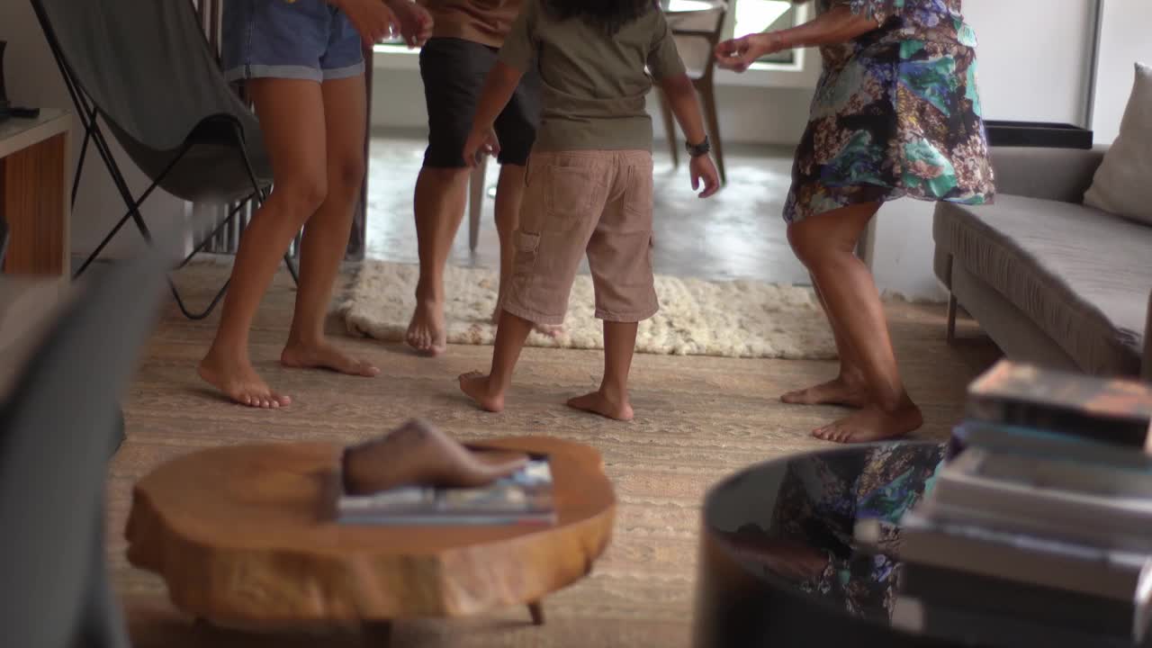 多代人在家跳舞视频素材