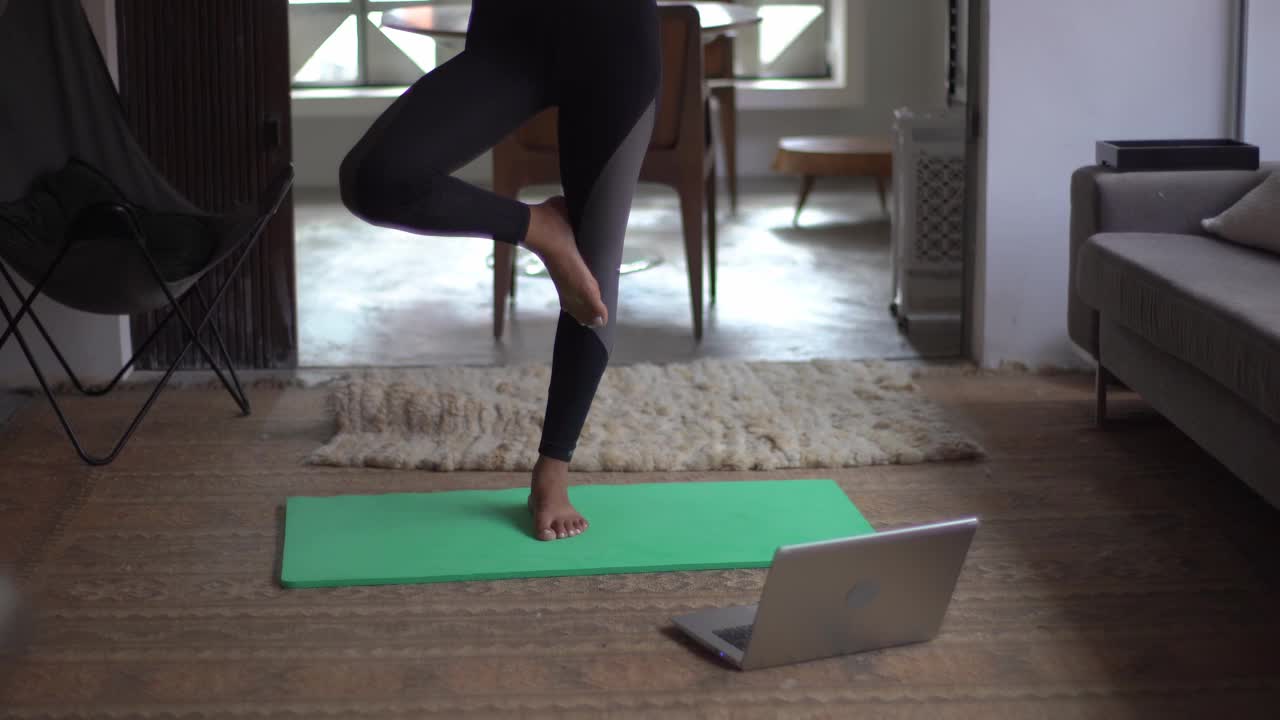 一个年轻女子在家做瑜伽的肖像视频素材