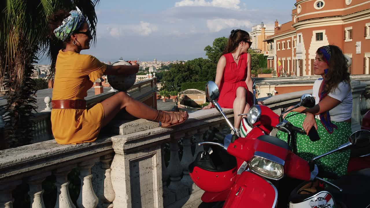 骑老式摩托车:在罗马市中心，女朋友们骑着摩托车视频下载
