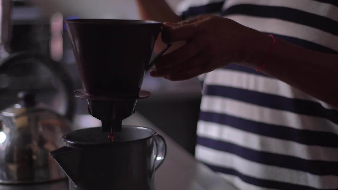 在家里煮咖啡的成熟女人视频素材