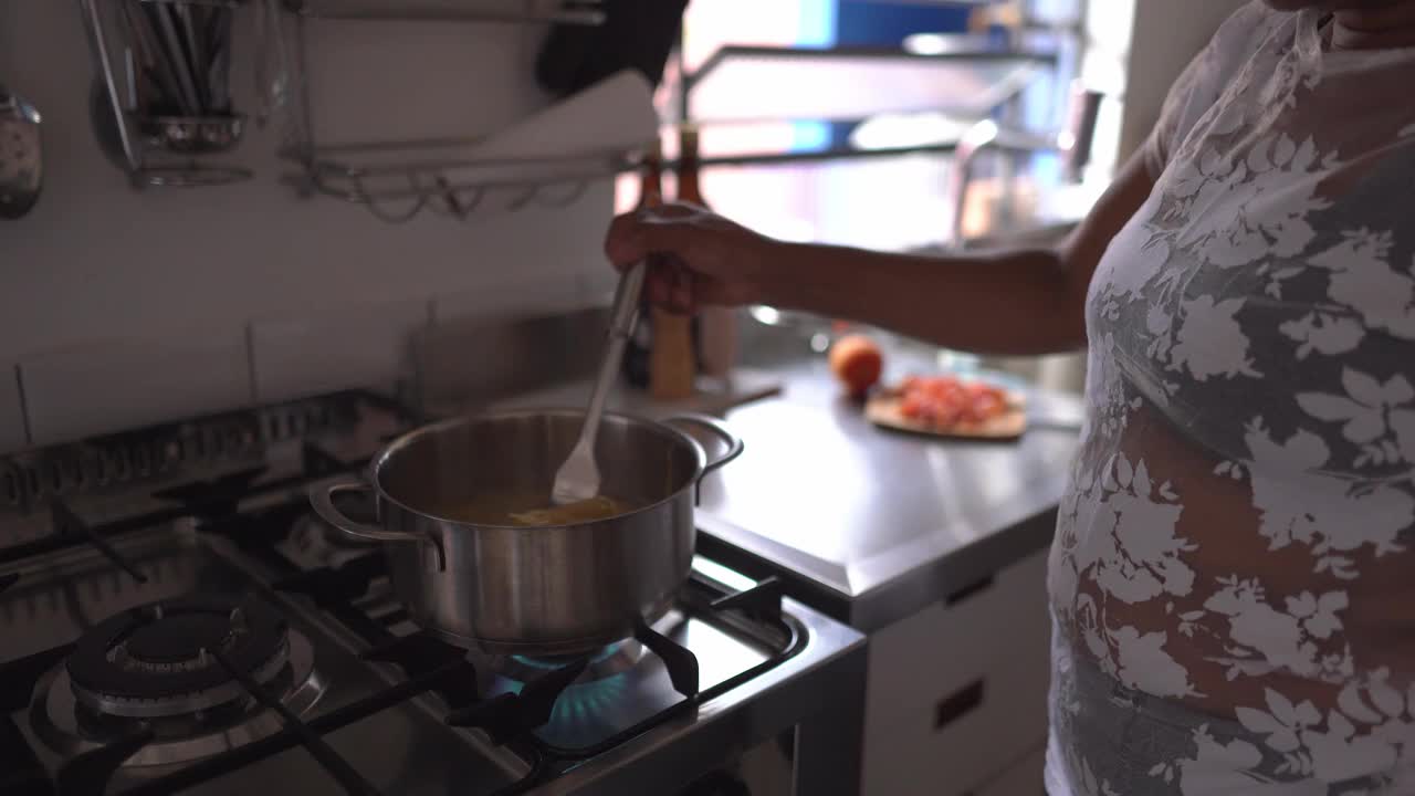 一位高级妇女在家做饭的肖像视频素材