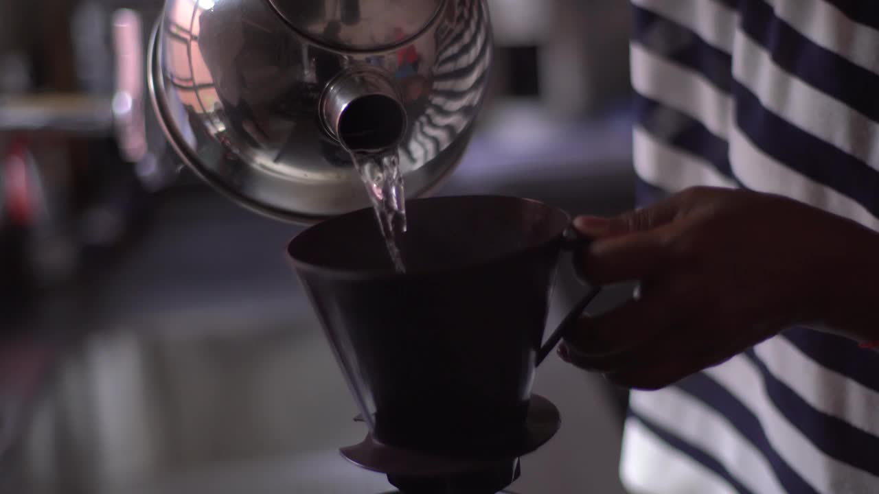 在家里煮咖啡的成熟女人视频素材