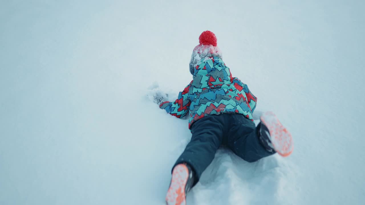 可爱的小男孩在雪中玩耍视频下载