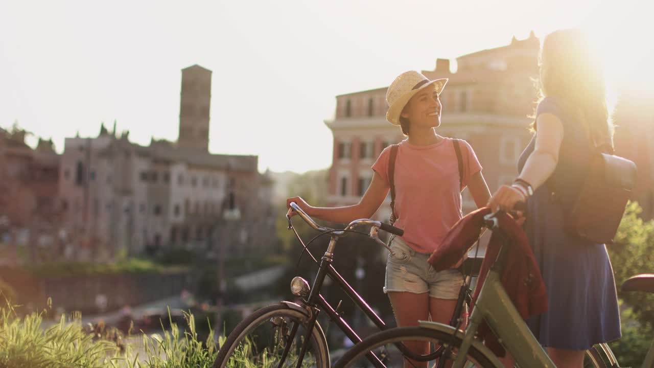 骑自行车的女游客:意大利罗马的暑假视频下载