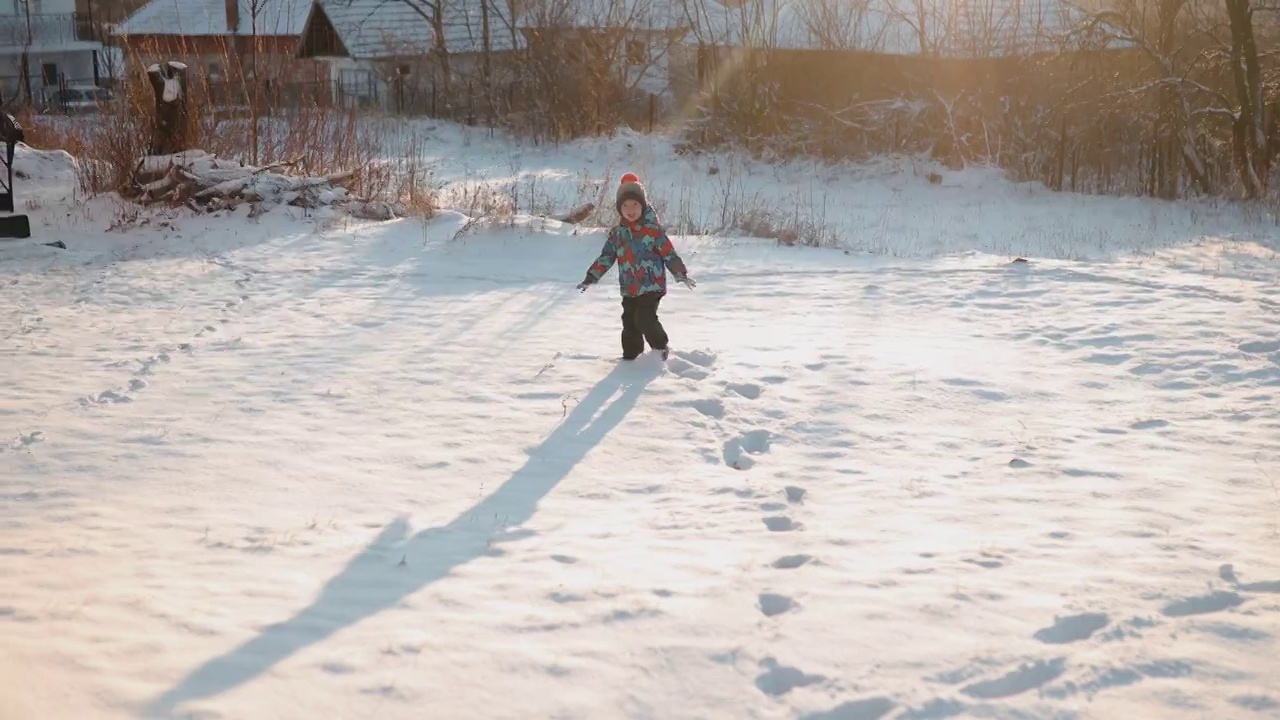 小男孩在雪中奔跑视频下载