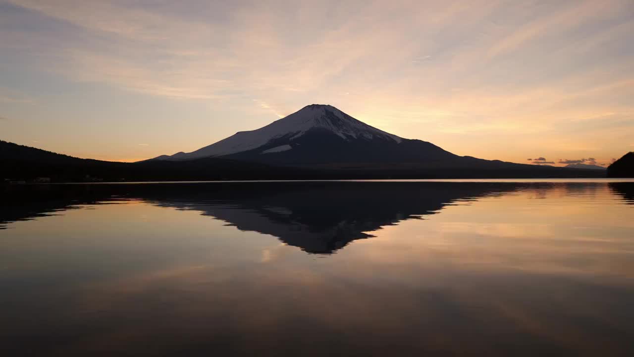 日落时分，富士山和山中湖倒映的黄色天空视频下载