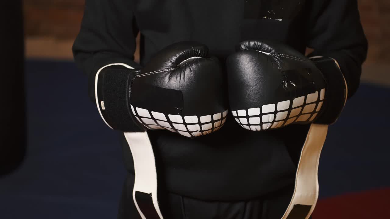 鲍克瑟正把拳击手套戴在手上准备比武视频下载