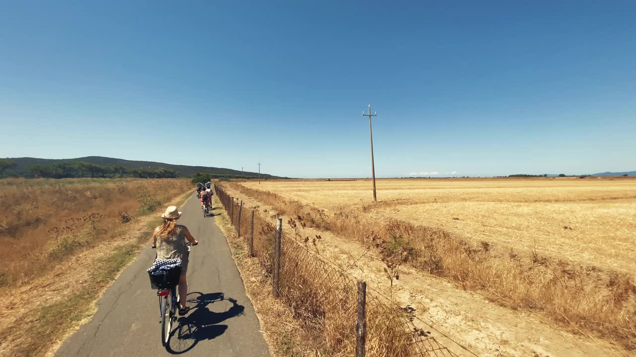 POV骑公路自行车:在托斯卡纳的乡村在一个夏天的一天视频下载