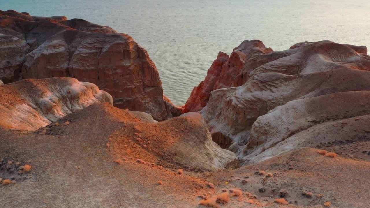 迷人的亚丹海景在夕阳的映照下变成了金色和红色视频下载