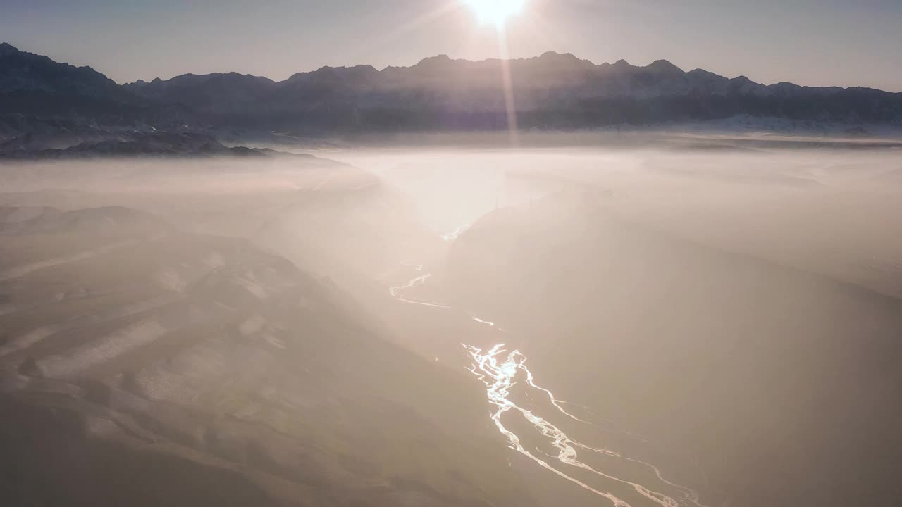 薄雾笼罩着峡谷，谷底的河流反射着阳光视频素材
