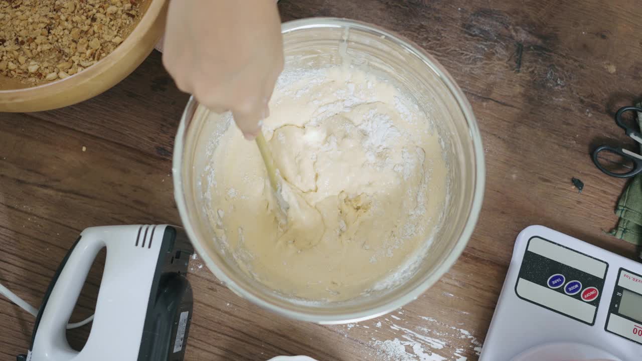 在蛋糕糊碗中加入胡萝卜碎视频下载