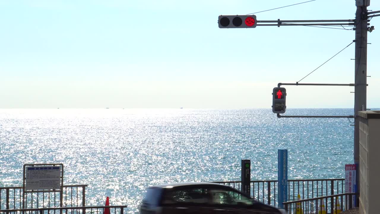 通往大海的路。红绿灯。视频素材