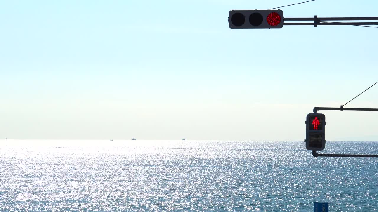 通往大海的路。红绿灯。视频素材