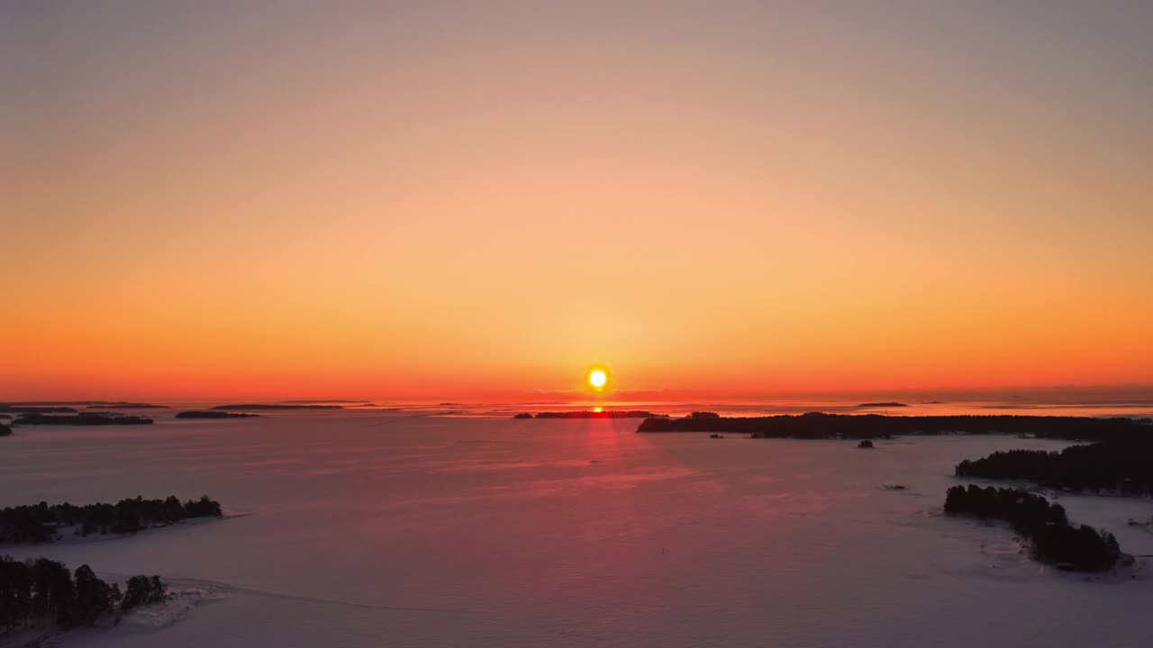 被冰雪覆盖的波罗的海上空的日出超差视频下载
