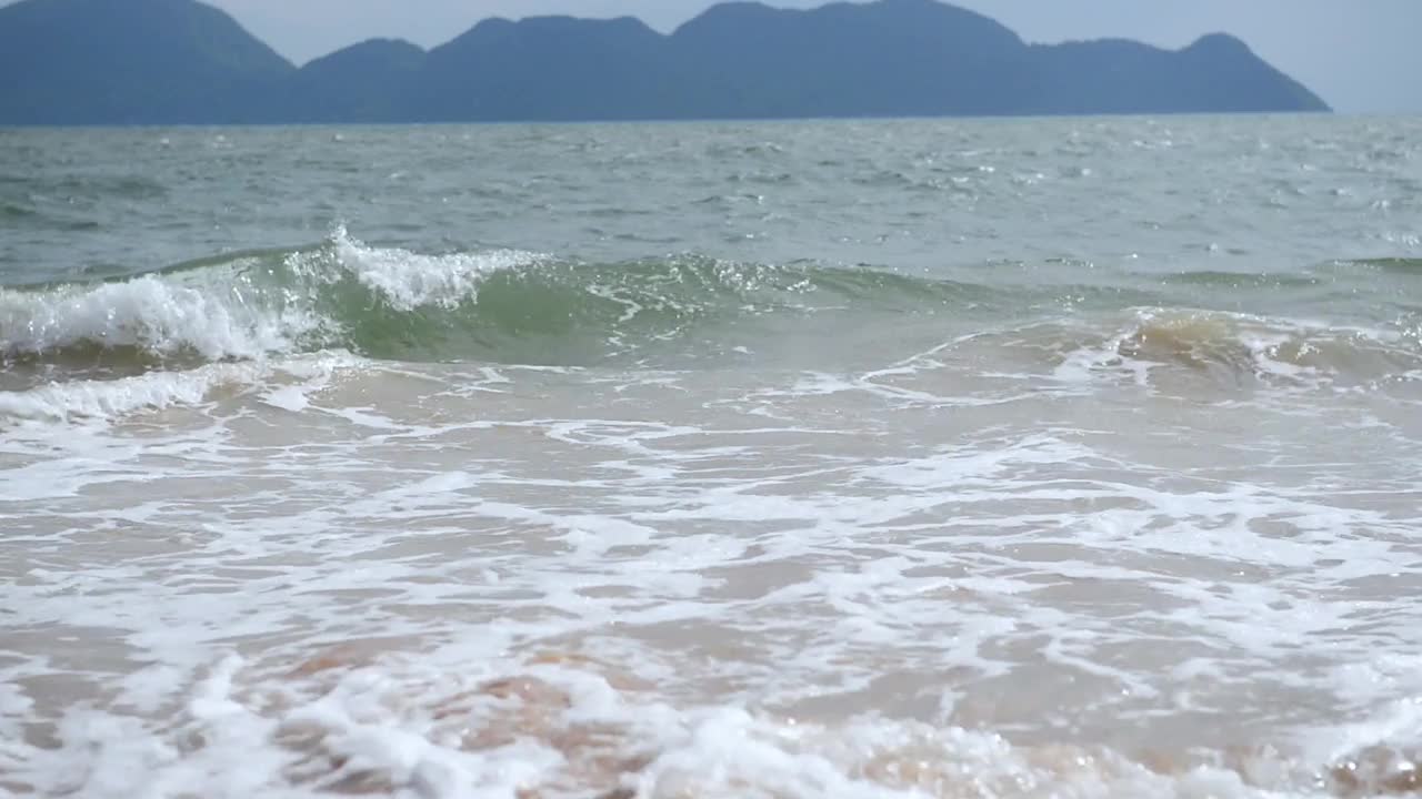 海浪卷起泰国的沙滩视频素材