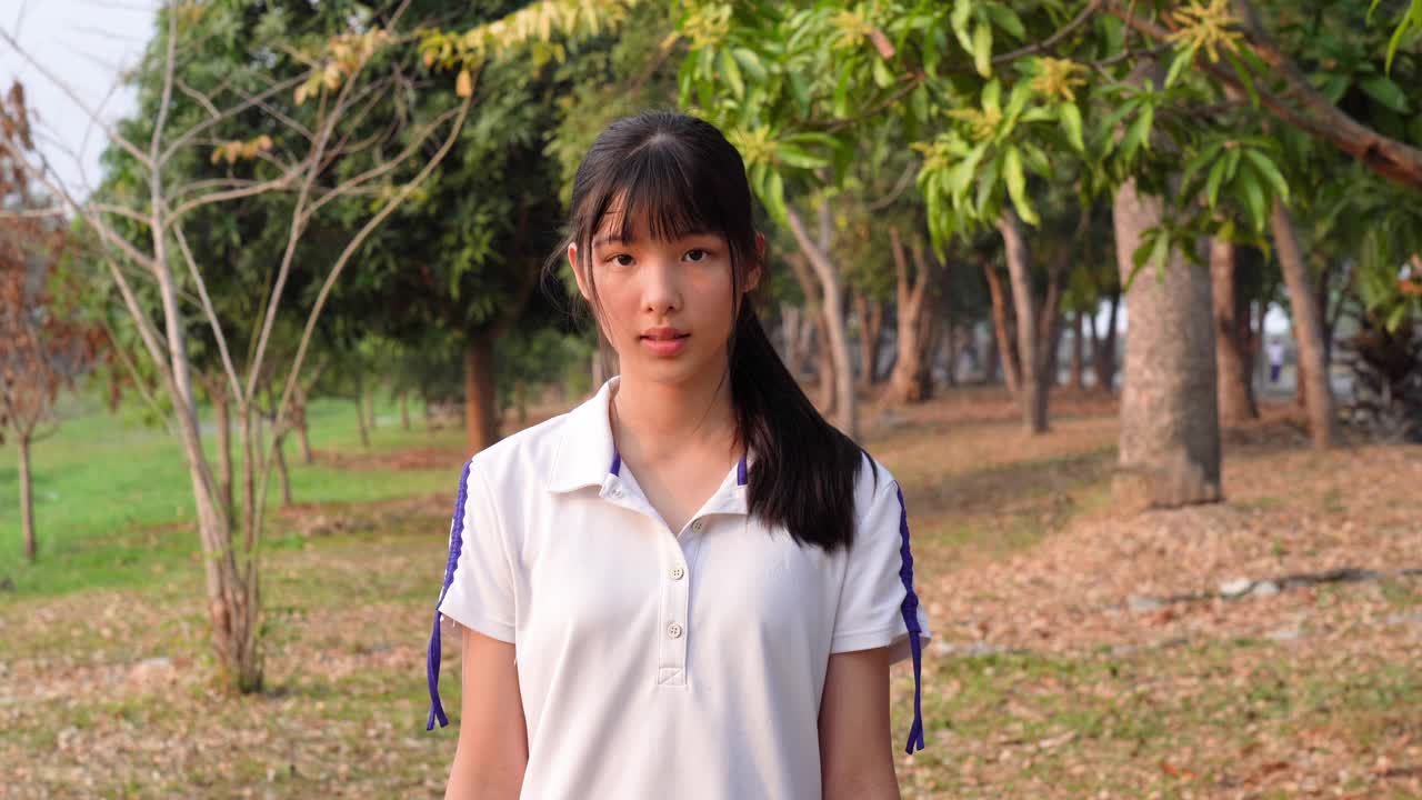 亚洲年轻女子的面部表情，拟人化的笑脸视频下载