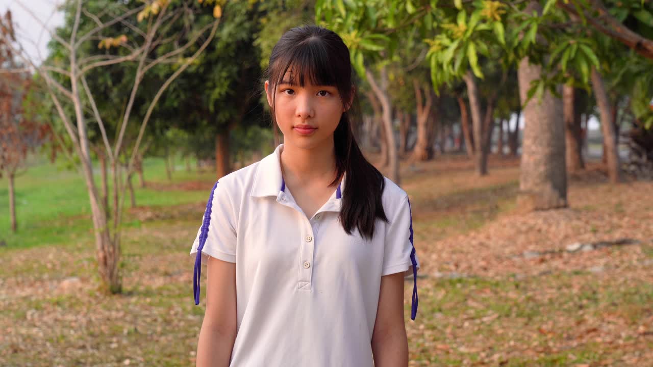 亚洲年轻女子的面部表情，拟人化的笑脸，拒绝手势视频素材