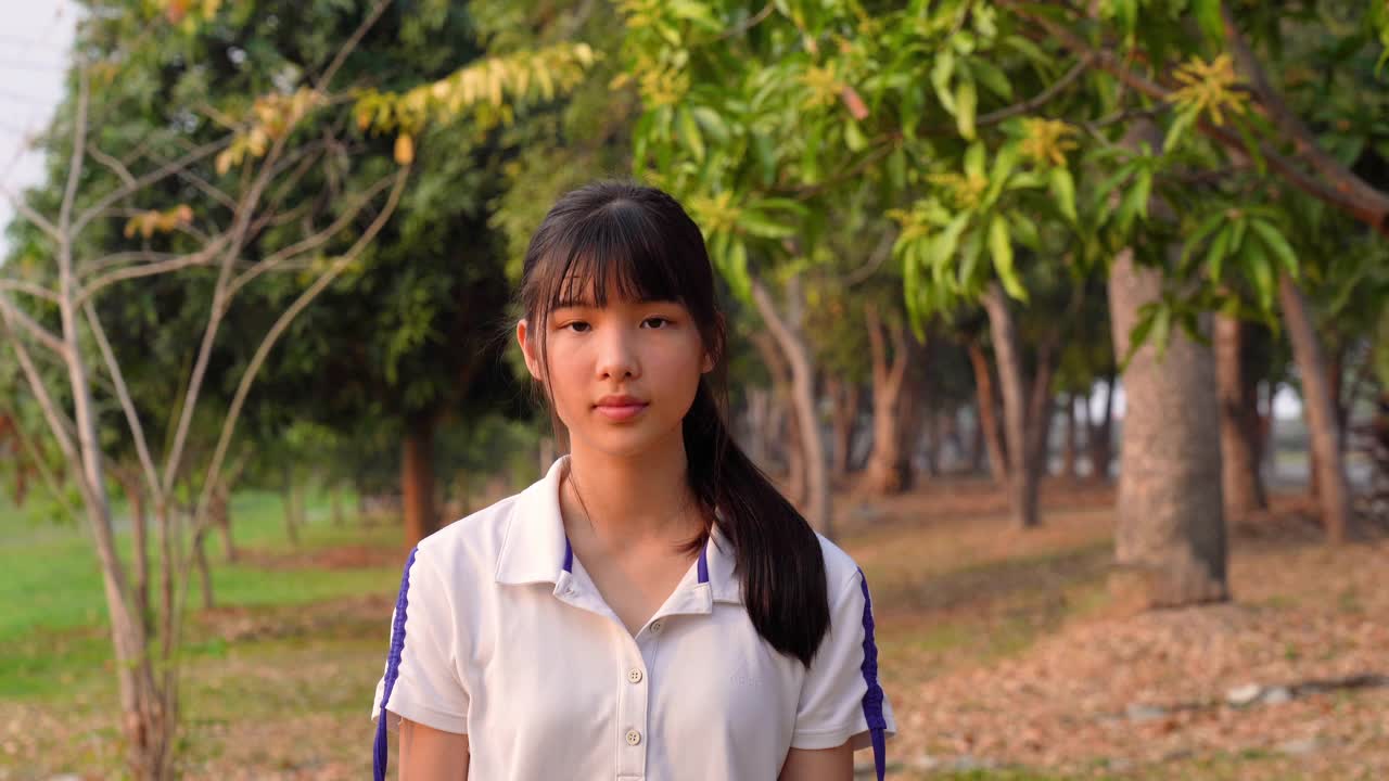 面部表情由运动亚洲年轻女子，拟人化的笑脸，停止手势视频素材
