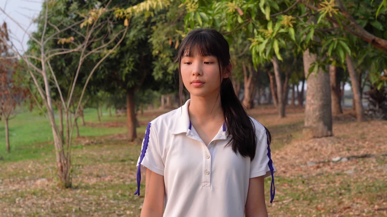 亚洲年轻女子的面部表情，拟人化的笑脸，招手手势视频素材