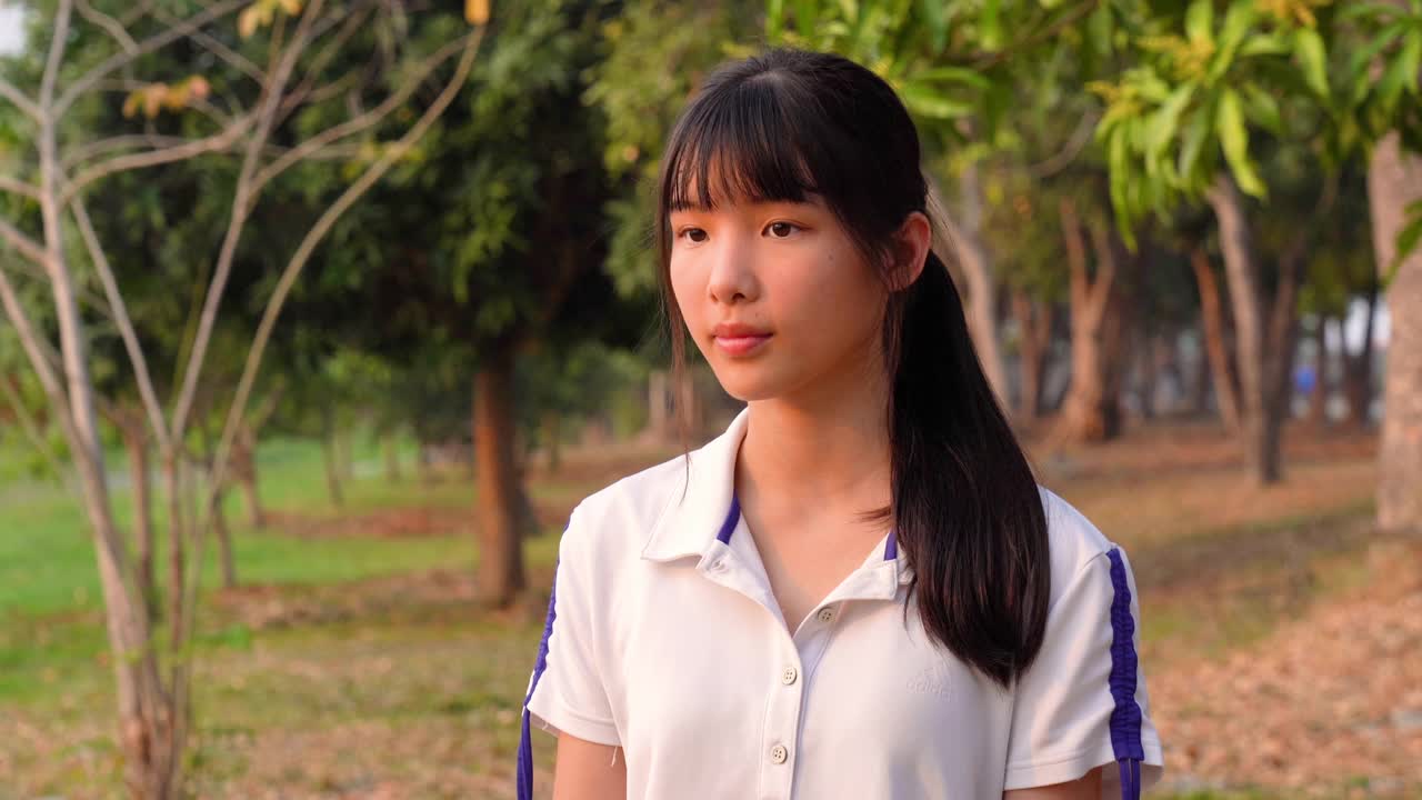 亚洲年轻女子的面部表情，拟人化的笑脸，八卦手势视频素材