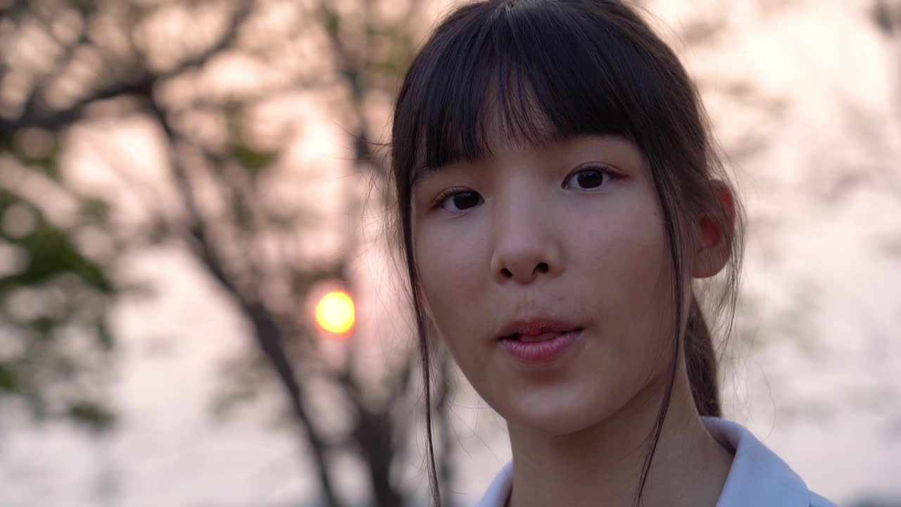 面部表情的运动亚洲年轻女子，无聊的手势视频下载