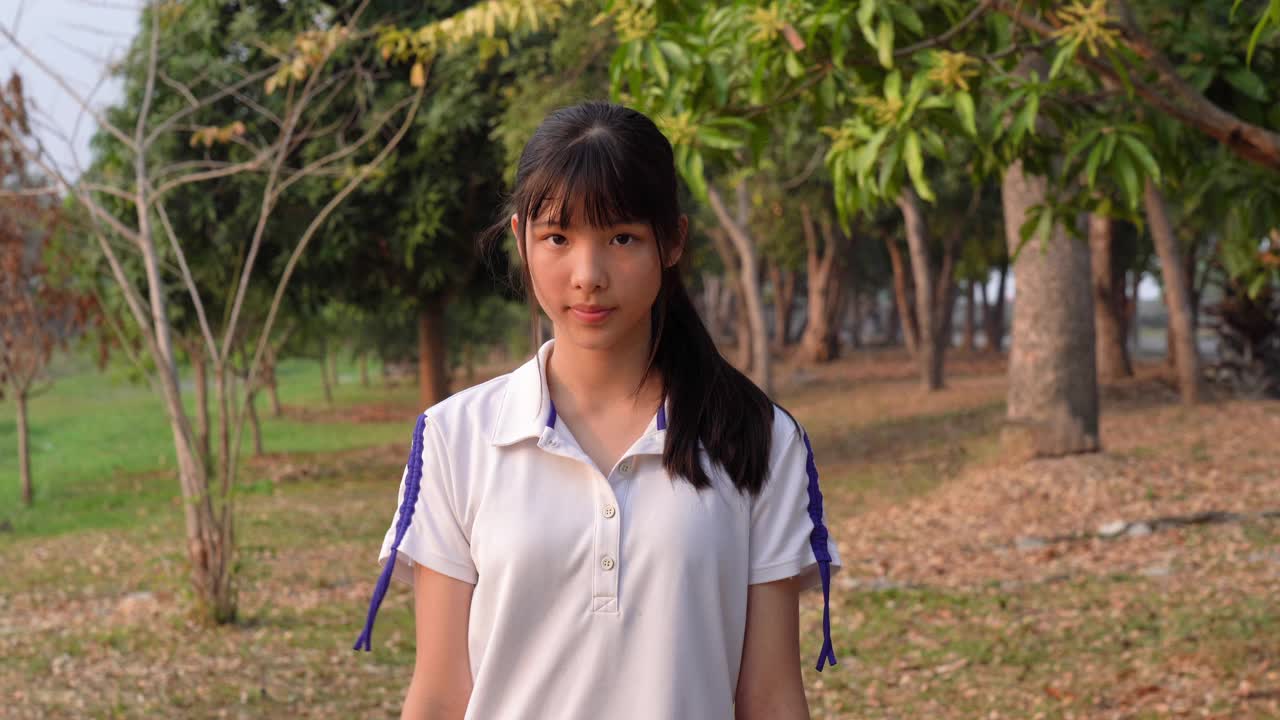 亚洲年轻女子的面部表情，拟人化的笑脸，胜利手势，兔子手势视频素材
