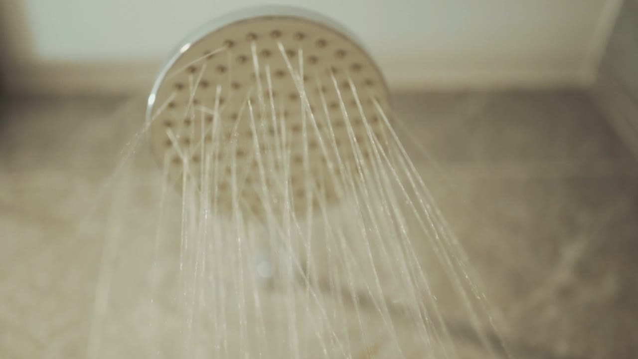 淋浴时水滴飞溅视频下载