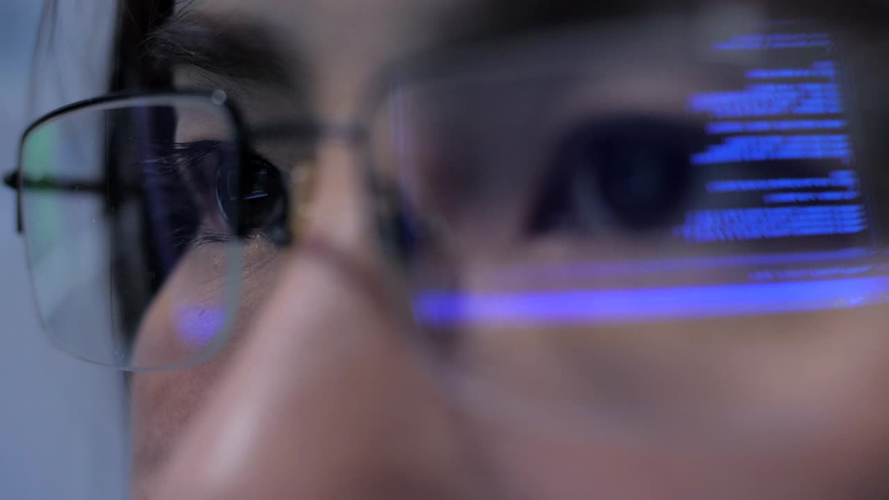 计算机编程在眼镜上的反射视频下载