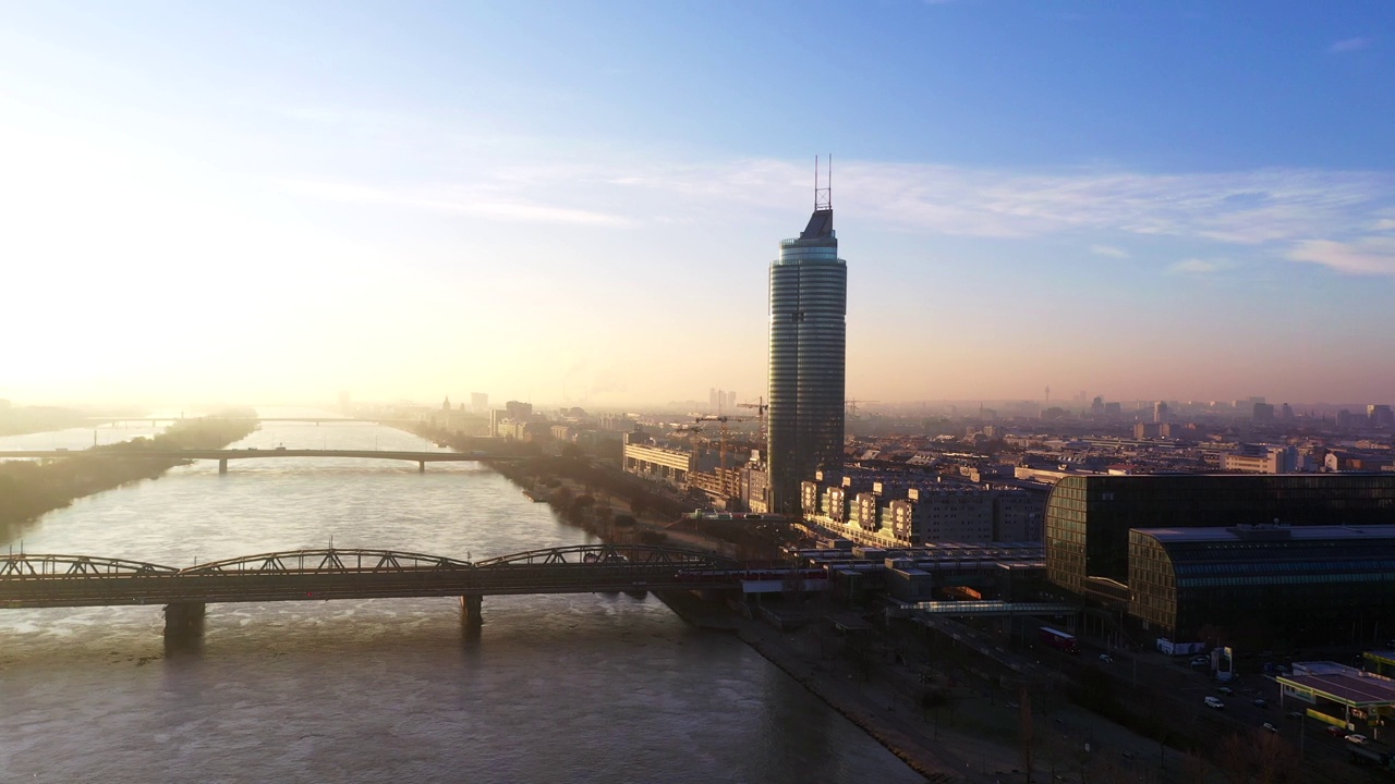多瑙河和奥地利维也纳的桥梁视频素材