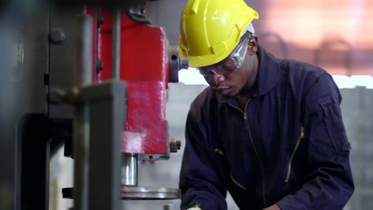 非裔美国机械工人在工厂工作视频素材