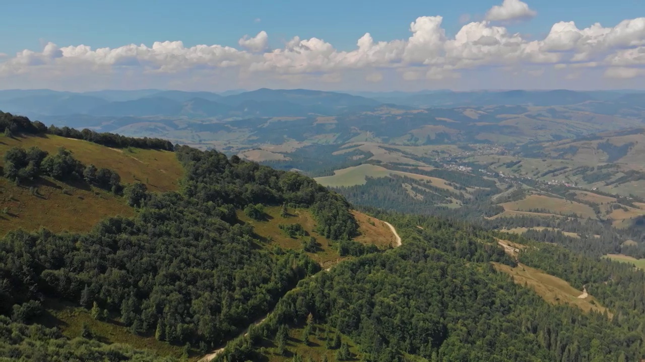 无人机在山区拍摄的航拍照片视频素材