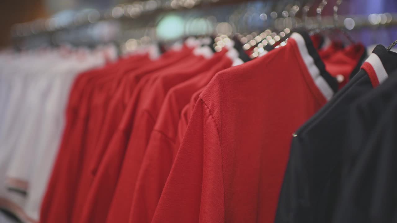 亚洲华人男性手拿男装衬衫在服装店选择正确的一件购物视频下载